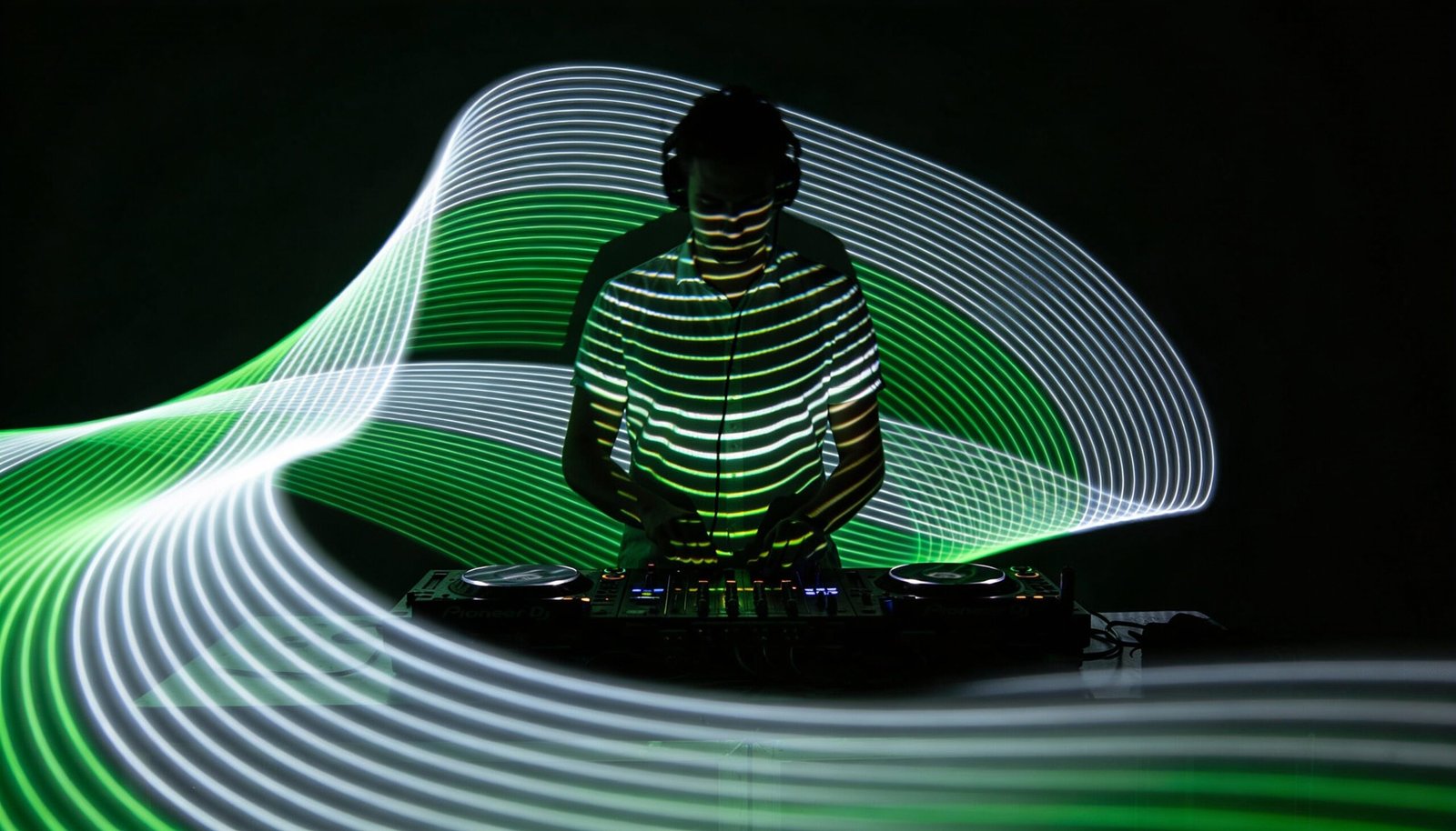 Why rhythm, movement and minimalism capture attention in electronic Music